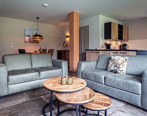 Stijlvolle woonkamer in Vakantiehuis De Koog, Texel met moderne inrichting en comfortabele banken.