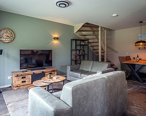 Ruime woonkamer in Vakantiehuis De Koog, Texel met stijlvolle meubels en gezellige sfeer.