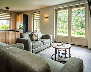 Vakantiehuis De Koog, Texel met moderne keuken en comfortabele zithoek voor een ontspannen verblijf.