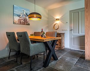 Eetgedeelte in Vakantiehuis De Koog, Texel met stijlvolle inrichting en sfeervolle verlichting.
