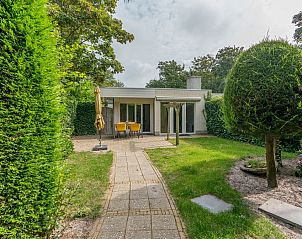 Zilte Bries vakantiehuis met terras in De Koog, Texel, omgeven door groene tuinen.
