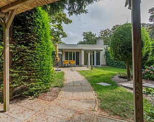 Zilte Bries vakantiewoning in De Koog, Texel, met een uitnodigend pad naar het terras.