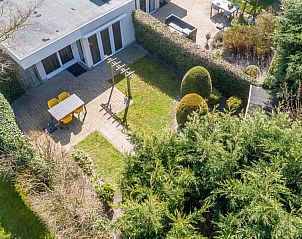 Luchtfoto van Zilte Bries vakantiehuis in De Koog, Texel, met groene tuin en terras.