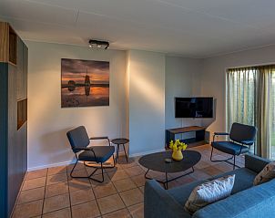 Ruime woonkamer van Zilte Bries vakantiewoning in De Koog, Texel, met comfortabele stoelen.