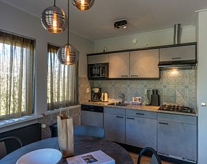 Moderne keuken in Zilte Bries vakantiehuis, De Koog, Texel, met eettafel en apparatuur.