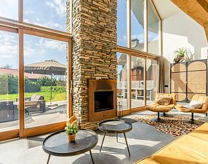 Gezellige woonkamer met open haard in Vakantiehuisje in De Koog, Texel, omringd door natuur.