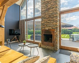 Moderne binnenruimte met grote ramen in Vakantiehuisje in De Koog, Texel, Waddeneilanden.