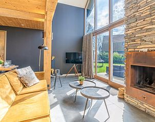 Stijlvolle woonkamer met designmeubels in Vakantiehuisje in De Koog, Texel, Waddeneilanden.