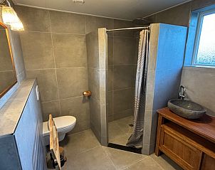 Verfris jezelf in de stijlvolle badkamer van Stormvogel, De Koog, Texel, met een ruime douche en eigentijdse afwerking.
