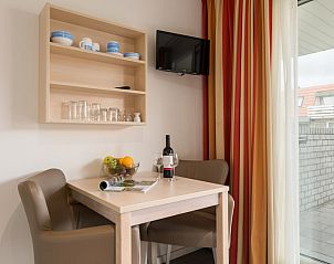 Comfortabele eetruimte met uitzicht in A Studio 2 comfort appartement, De Koog, Texel, Waddeneilanden.