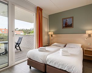 Slaapkamer met tweepersoonsbed in A Studio 2 comfort appartement, De Koog, Texel, Waddeneilanden.