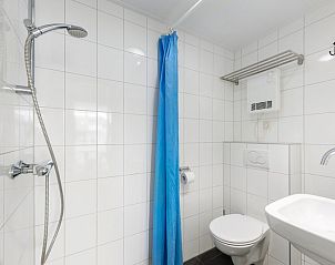 Moderne badkamer met douche in A Studio 2 comfort appartement, De Koog, Texel, Waddeneilanden.