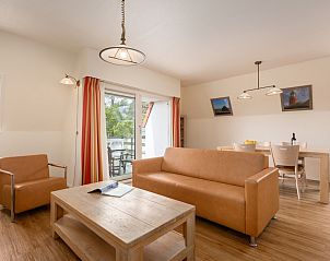 Stijlvolle woonkamer van D Appartement 4 in De Koog, Texel, met moderne keuken en comfortabele zithoek voor een ontspannen verblijf.