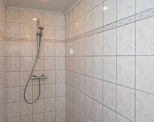 Moderne douche in Bungalow 2, De Koog, Texel, biedt comfort in dit vakantiehuis op de Waddeneilanden.
