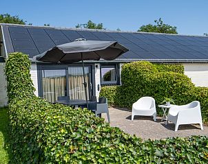Bungalow 2 in De Koog, Texel met groene omgeving en gezellig terras, ideaal vakantiehuis op de Waddeneilanden.
