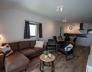 Ruime woonkamer en keuken in Bungalow 2, De Koog, Texel, biedt comfort op de Waddeneilanden.