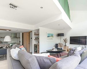 Der offene Wohnbereich im Ferienhaus in De Koog, Texel, mit Blick auf die Kche und den Essbereich, bietet eine gemtliche Atmosphre auf den Watteninseln.