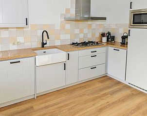 't Mienthuis keuken in De Koog, Texel met moderne apparatuur en stijlvolle inrichting in dit vakantiehuis op de Waddeneilanden.