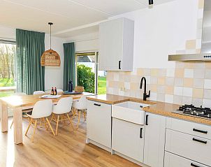 Gezellige eetkamer in 't Mienthuis, De Koog, Texel. Vakantiewoning met veel lichtinval en uitzicht op de tuin.