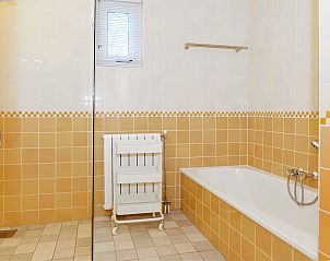 Stijlvolle toiletruimte in 't Mienthuis, De Koog, Texel. Vakantiewoning met praktische indeling en moderne afwerking.