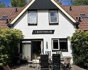 Koetshuis 2 in De Koog, Texel met zonnig terras en comfortabele zitgelegenheid.