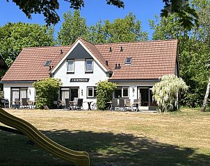 Ruim vakantiehuis Koetshuis 2 omgeven door natuur in De Koog, Texel.