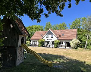 Koetshuis 3, vakantiehuis in De Koog, Texel, met speeltuin en groene omgeving.