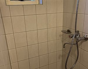 Douche in Koetshuis 3, vakantiehuis in De Koog, Texel, met moderne faciliteiten.