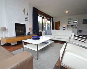 Comfortabele zithoek in Orchismient 18 groot vakantiehuis, De Koog, Texel met uitzicht op de tuin.