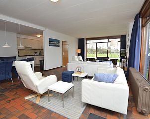 Ruime open woonkamer en keuken in Orchismient 18 groot, De Koog, Texel met veel lichtinval.