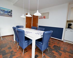 Eetgedeelte in Orchismient 18 groot vakantiehuis, De Koog, Texel met comfortabele stoelen en moderne tafel.