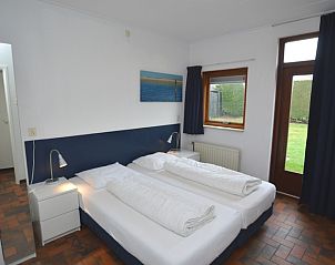 Tweede slaapkamer in Orchismient 18 groot, De Koog, Texel met toegang tot de tuin.