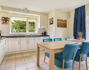 Moderne badkamer in Villapark Vogelmient 6-persoons villa, De Koog Texel, met ruime douche en ligbad voor ultiem comfort.