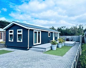 Chalet Bregkoog 215 Zandhuisjes op Chaletpark Bregkoog in De Koog, Texel biedt een moderne buitenkant en ruime veranda.