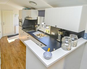 Moderne keuken in Chalet Bregkoog 215 Zandhuisjes op Chaletpark Bregkoog, De Koog, Texel met strakke werkbladen en veel licht.