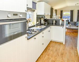 Volledig uitgeruste keuken in Chalet Bregkoog 215 Zandhuisjes, Chaletpark Bregkoog, De Koog, Texel met moderne apparatuur.