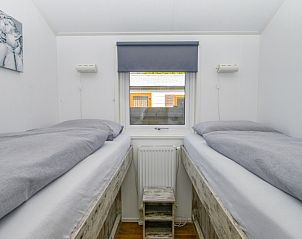 Tweede slaapkamer in Chalet Bregkoog 215 Zandhuisjes, Chaletpark Bregkoog, De Koog, Texel met twee eenpersoonsbedden.