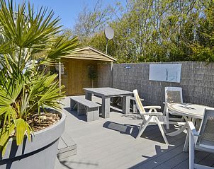 Zonnig terras van Chalet Bregkoog 215 Zandhuisjes, Chaletpark Bregkoog, De Koog, Texel met tuinmeubilair en privacy.