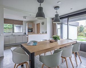 Essecke im Orchismient 20 Ferienhaus De Koog Texel mit Blick auf den Garten.