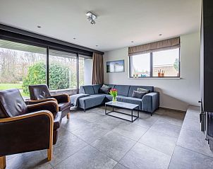 Gerumiges Wohnzimmer im Orchismient 20 Ferienhaus De Koog Texel mit viel natrlichem Licht.