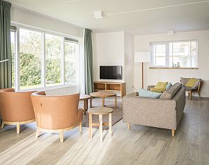 Lichte woonkamer van Villapark Vogelmient 4-persoons villa in De Koog, Texel met comfortabele zithoek en grote ramen voor natuurlijk licht.