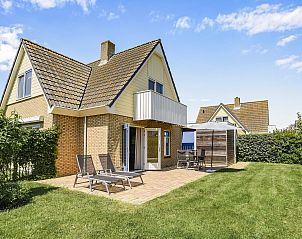 Sfeervolle slaapkamer in Villapark Vogelmient, 4-persoons villa in De Koog, Texel. Perfecte rust en comfort op de Waddeneilanden.