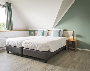 Gezellige eetruimte in Villapark Vogelmient 4-persoons villa in De Koog, Texel, met uitzicht op de natuur en moderne inrichting.