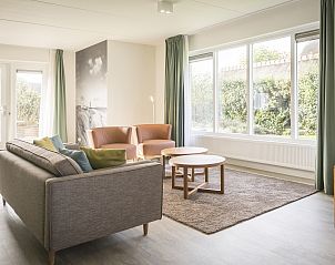 Moderne keuken in Villapark Vogelmient 4-persoons villa 4BL, De Koog, Texel, met houten kasten en ruime werkbladen.