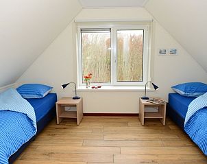 Bedroom with single beds in Duinrand Holiday Villas Type 1 in De Koog, Texel.