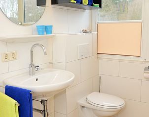 Modern bathroom in Duinrand Holiday Villas Type 1 in De Koog, Texel.