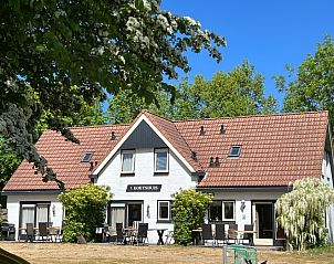 Landgoed Springtij - Koetshuis 1 in De Koog, Texel, vacation home with charming facade and green surroundings.