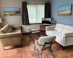 Cozy living room of Landgoed Springtij - Koetshuis 1, De Koog, Texel, with comfortable seating and natural light.