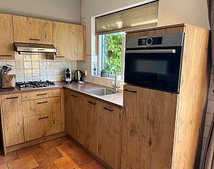 Modern kitchen in Landgoed Springtij - Koetshuis 1, De Koog, Texel, equipped with wooden cabinets and modern appliances.