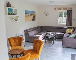 Comfortabele woonkamer in 't Langebosch vakantiehuis, Dennenbos, Texel met ruime zithoek, ideaal voor ontspanning op de Waddeneilanden.